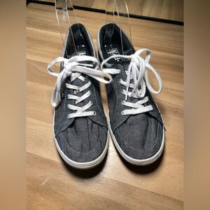 Grey keds‎